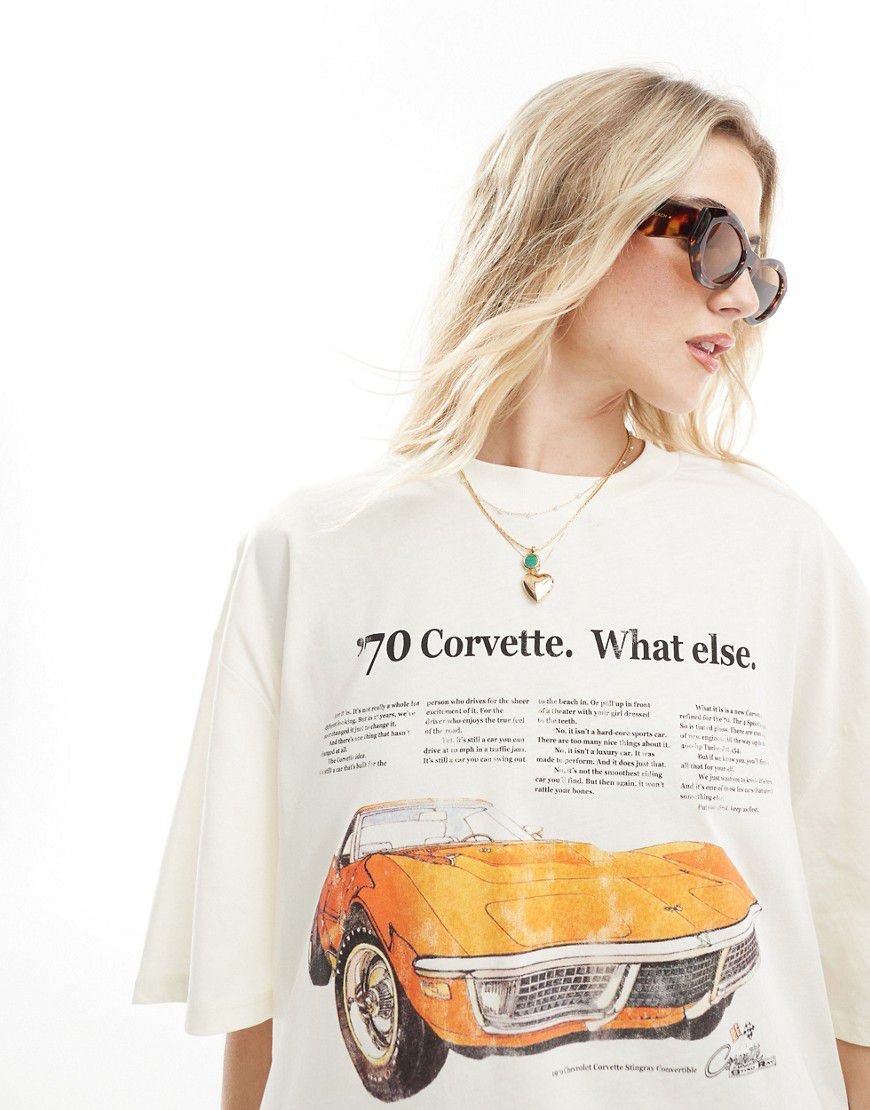 T-shirt oversize color crema con grafica di automobile Corvette su licenza - ASOS DESIGN - Modalova