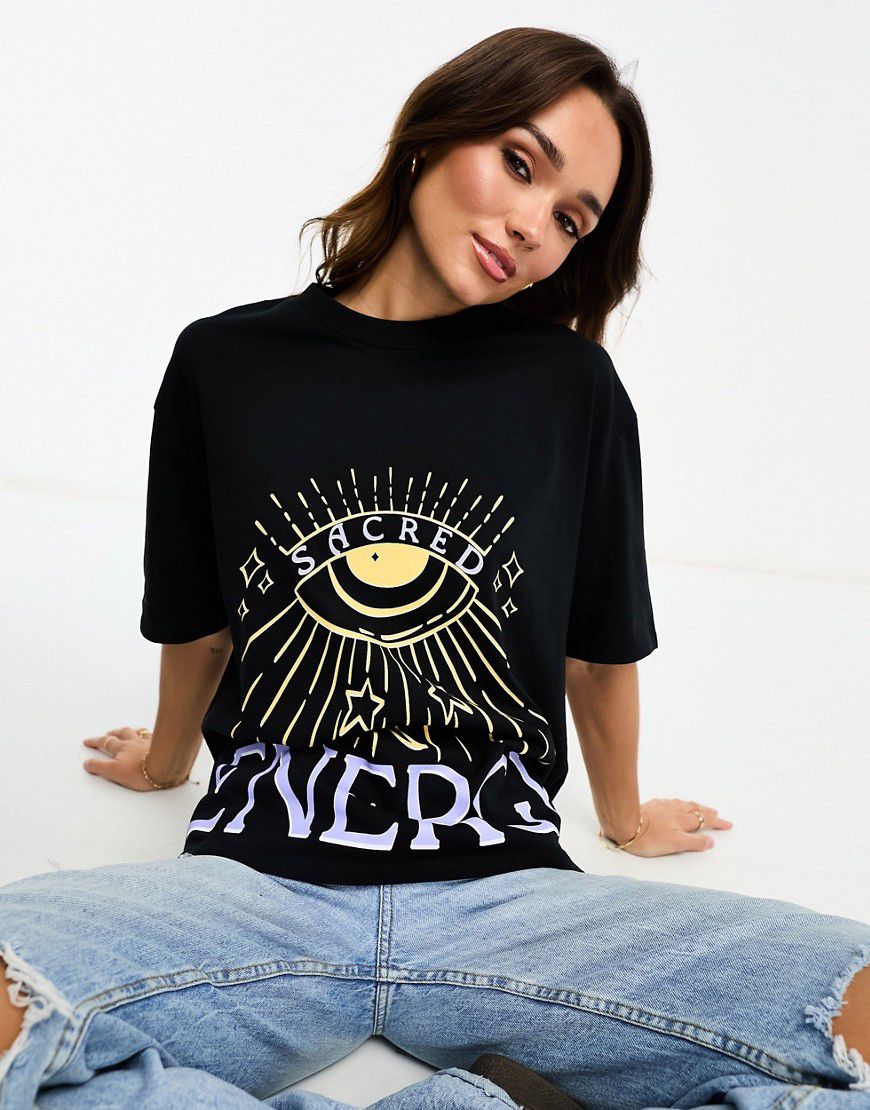 T-shirt oversize pesante nera con stampa "Sacred Energy" - ASOS DESIGN - Modalova