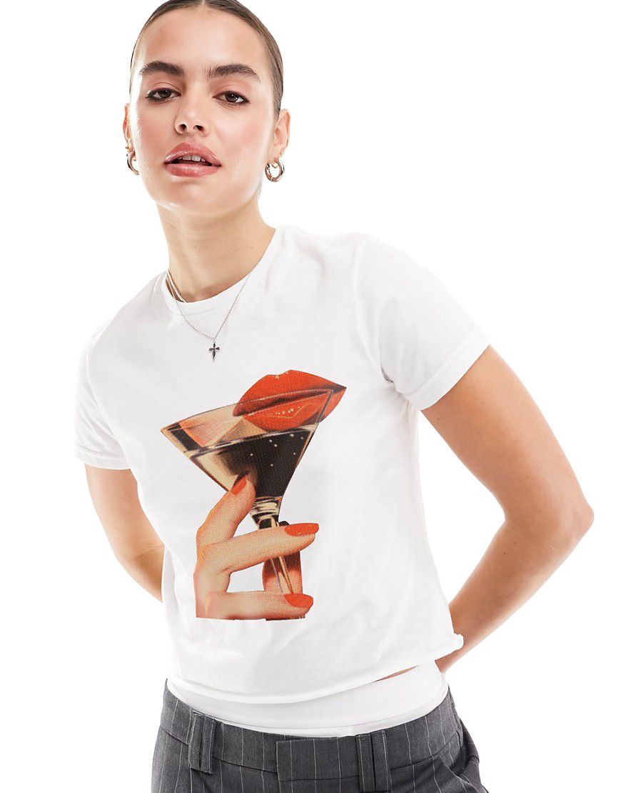 T-shirt ristretta bianca con grafica di labbra e drink - ASOS DESIGN - Modalova