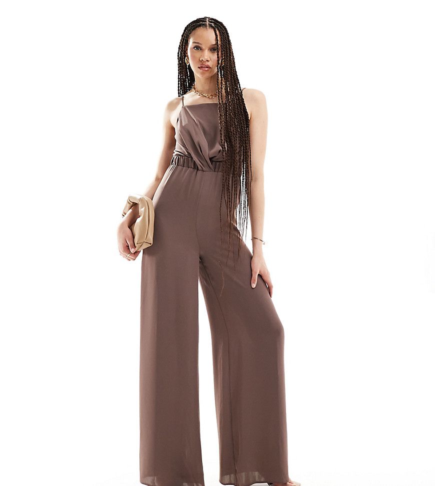 ASOS DESIGN Tall - Tuta jumpsuit accollata color cioccolato incrociata sul davanti - ASOS Tall - Modalova