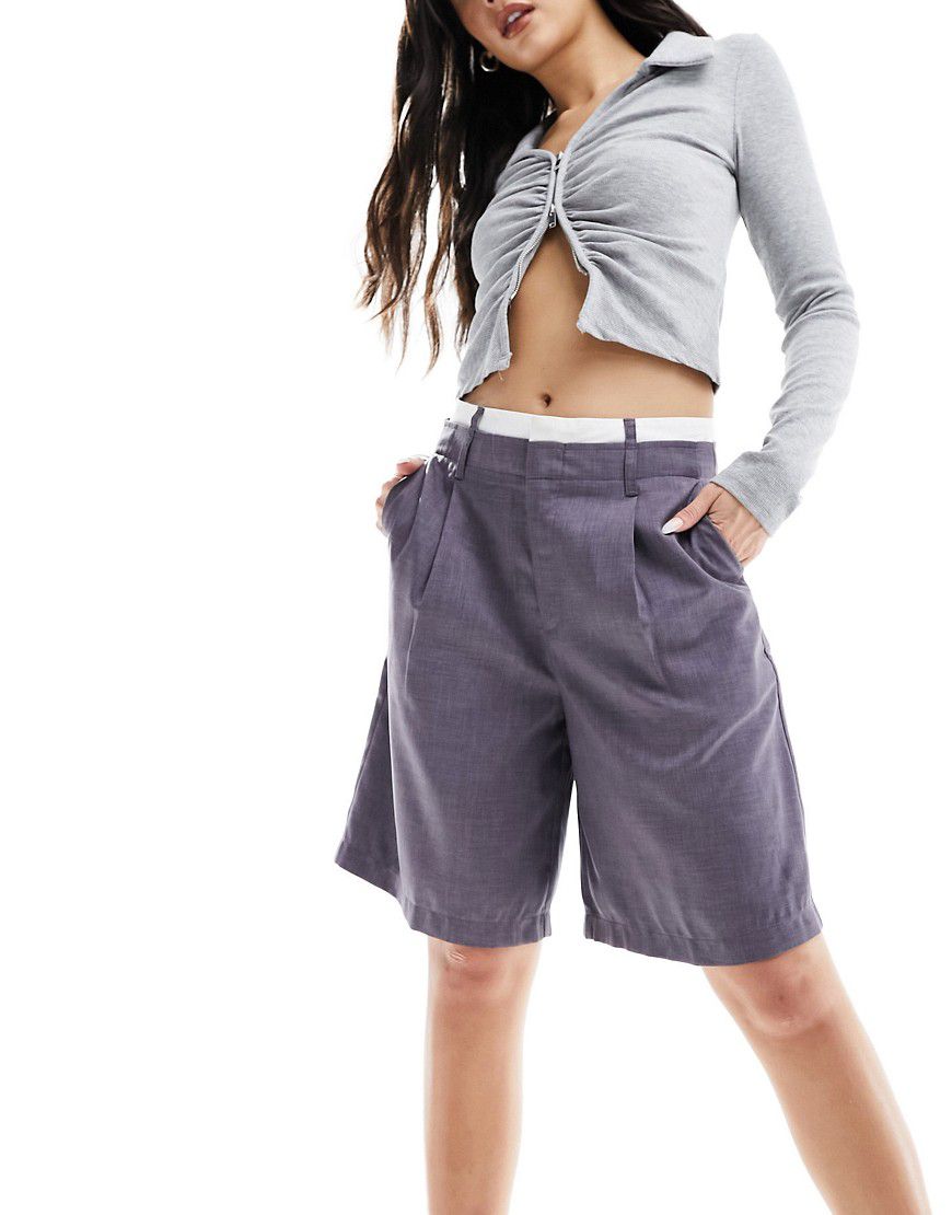 Pantaloncini sartoriali taglio lungo con fascia in vita stile boxer color in coordinato - Bershka - Modalova