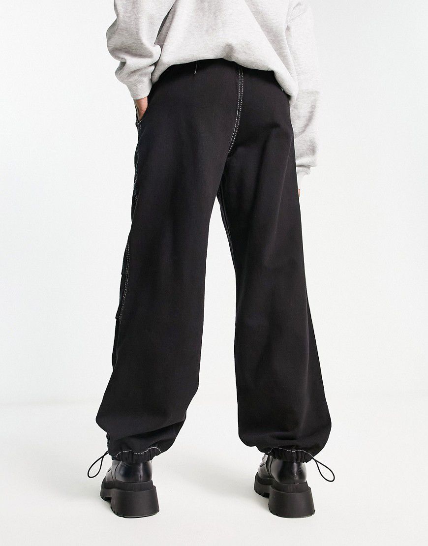 Pantaloni parachute di jeans neri con cuciture a contrasto - Bershka - Modalova