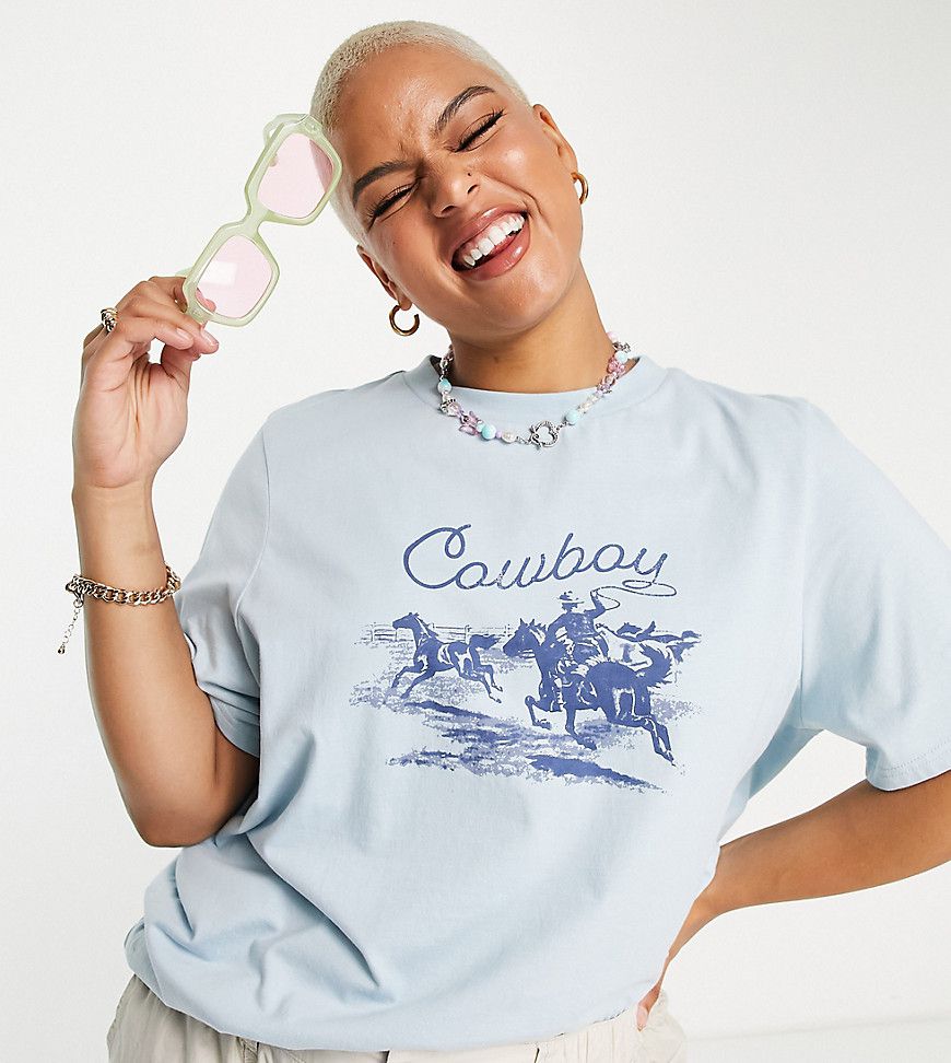 T-shirt azzurro chiaro con stampa di cowboy rétro - Daisy Street Plus - Modalova