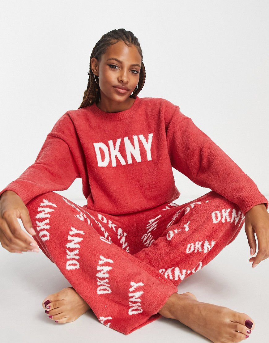 Completo da casa premium in maglia bouclé composto da top con logo e pantaloni a fondo ampio - DKNY - Modalova