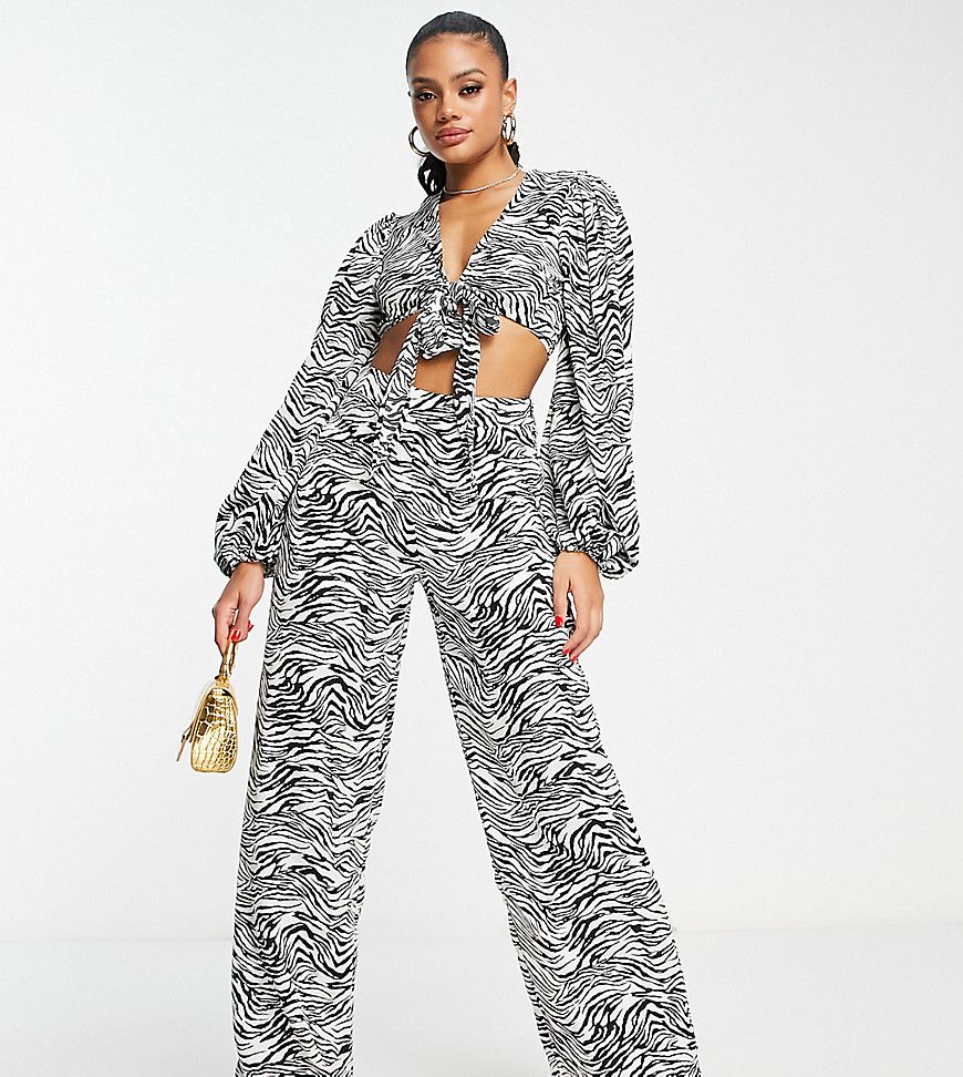 Esclusiva x Yasmin Devonport - Pantaloni con fondo ampio con stampa zebrata in coordinato - In The Style - Modalova