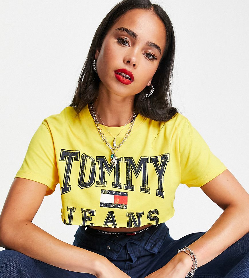Esclusiva x ASOS - T-shirt gialla corta con logo - Tommy Jeans - Modalova