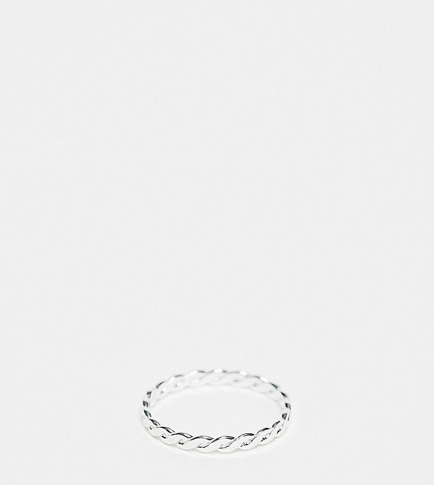 Anello a fascia in sterling con design attorcigliato - Kingsley Ryan - Modalova