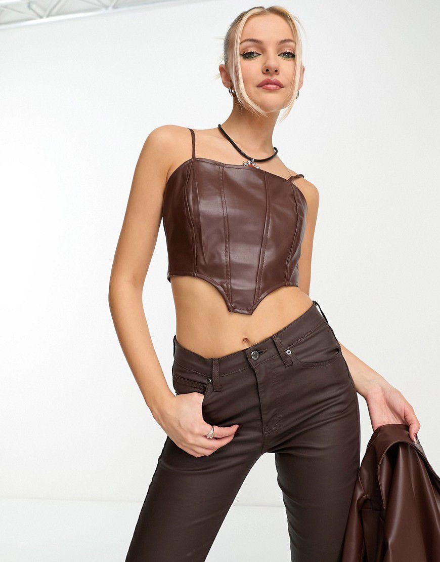 Top a corsetto in pelle sintetica marrone cioccolato in coordinato - Heartbreak - Modalova