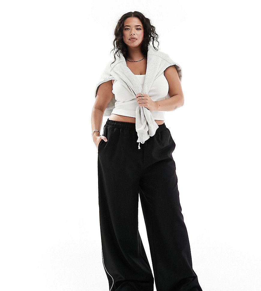 Pantaloni a fondo ampio neri con coulisse in vita e riga laterale a contrasto - In The Style Plus - Modalova