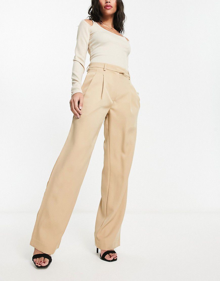 X Terrie McEvoy - Pantaloni a fondo ampio color cammello a pieghe - In The Style - Modalova