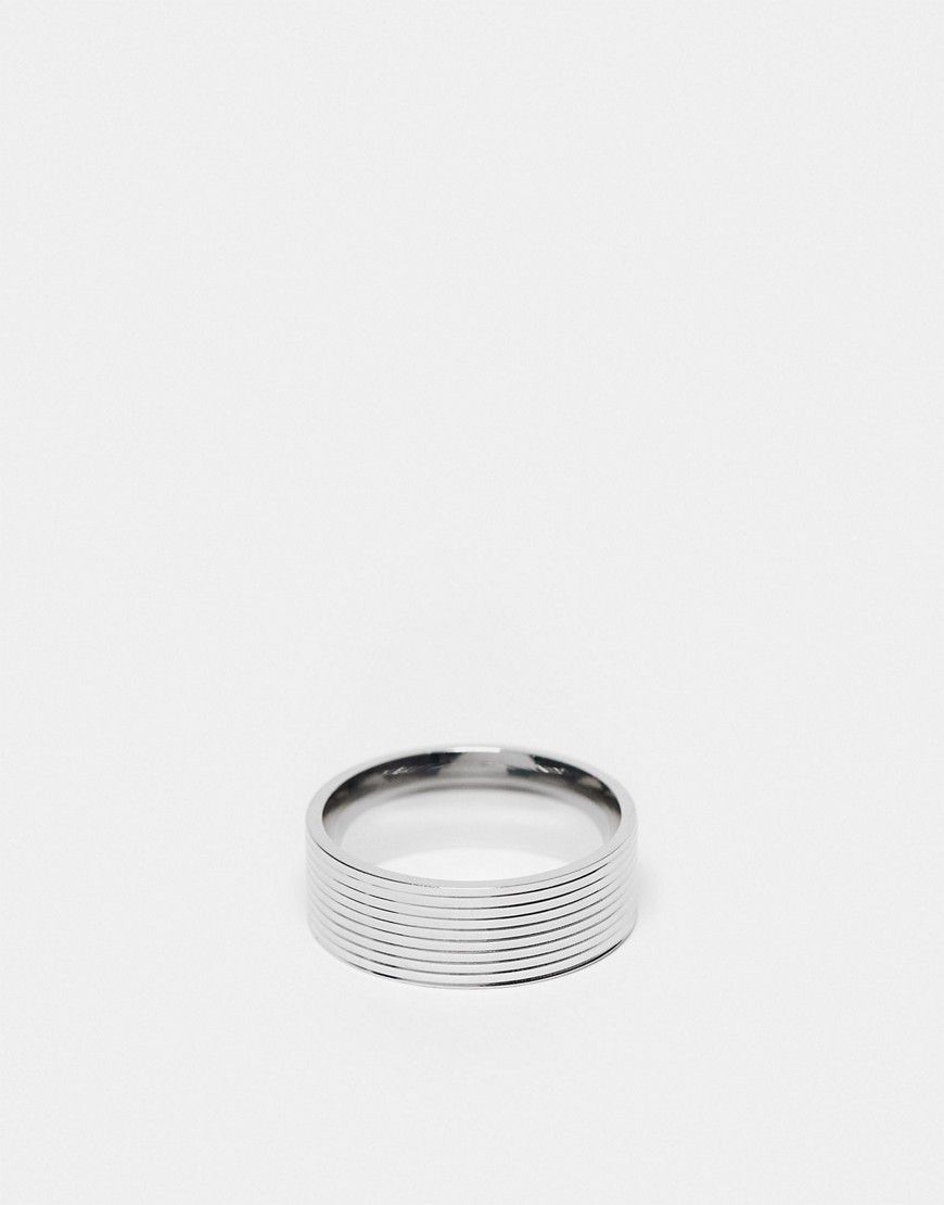 Anello a fascia ampia in acciaio inossidabile argentato con incisione - Icon Brand - Modalova