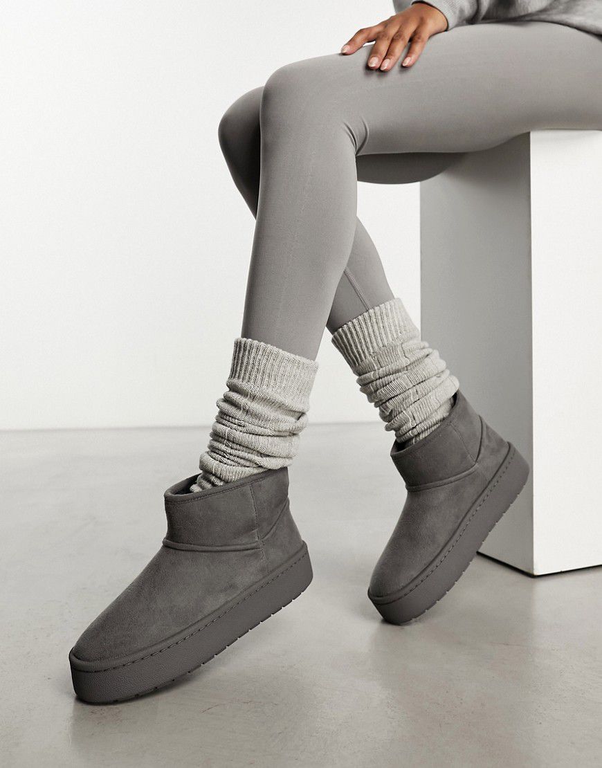 Stivali stile pantofola grigi in camoscio sintetico con piccolo plateau - Monki - Modalova