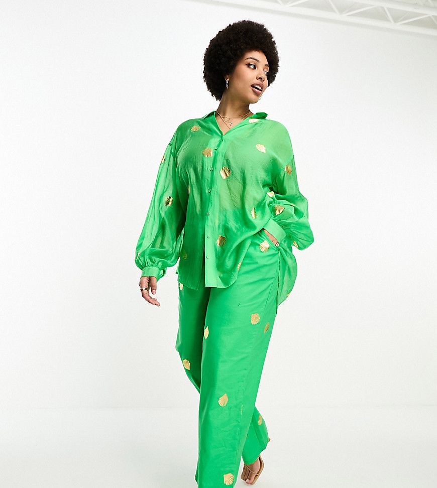 Pantaloni a fondo ampio verdi con conchiglie metallizzate in coordinato - Never Fully Dressed Plus - Modalova