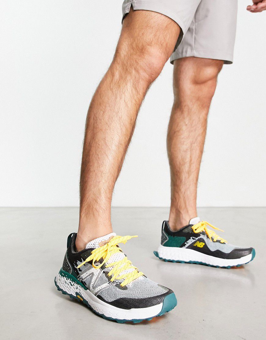 Hierro Trail - Sneakers da corsa grigie e verdi - New Balance - Modalova