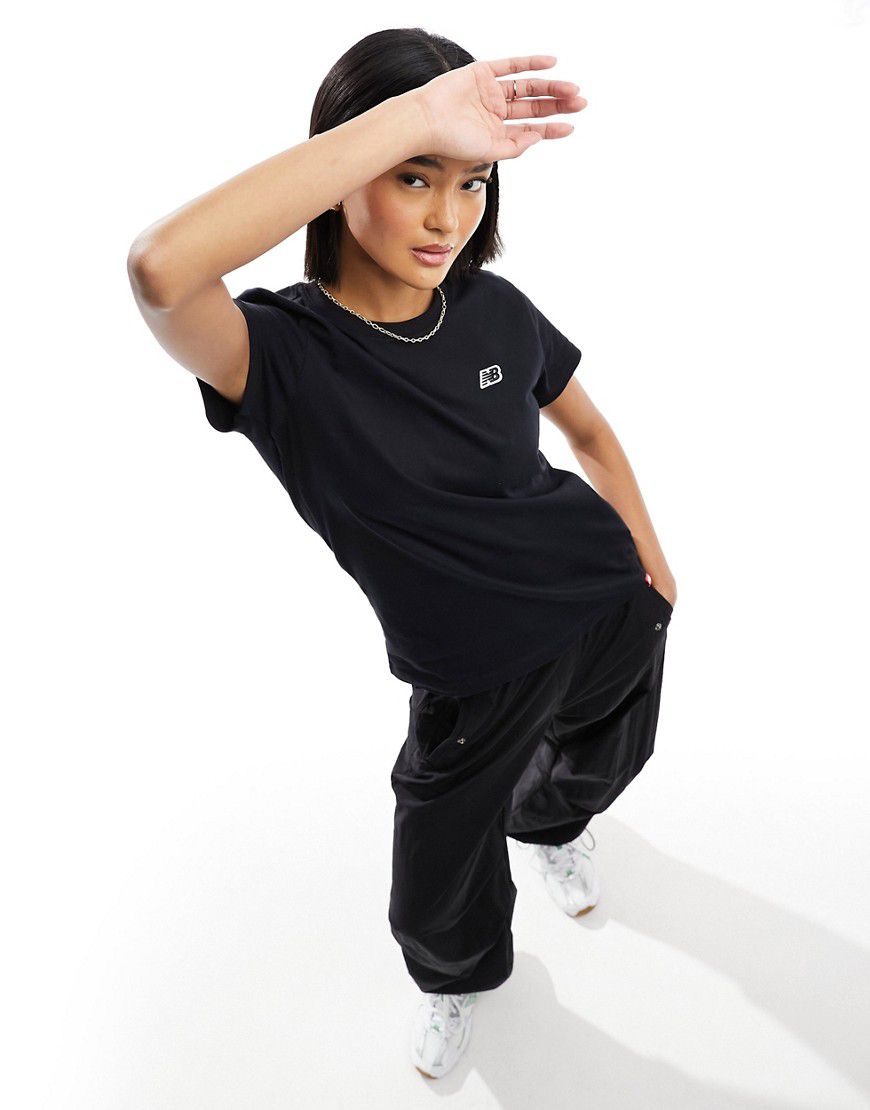 T-shirt nera con logo piccolo - New Balance - Modalova