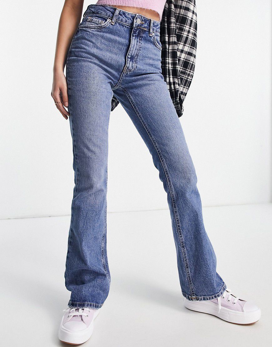 Jeans a zampa lavaggio medio a vita medio alta - New Look - Modalova
