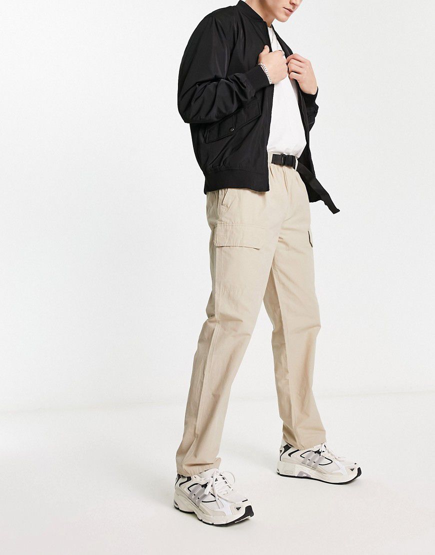 Pantaloni cargo multitasche color pietra con cintura con chiusura a clip - New Look - Modalova