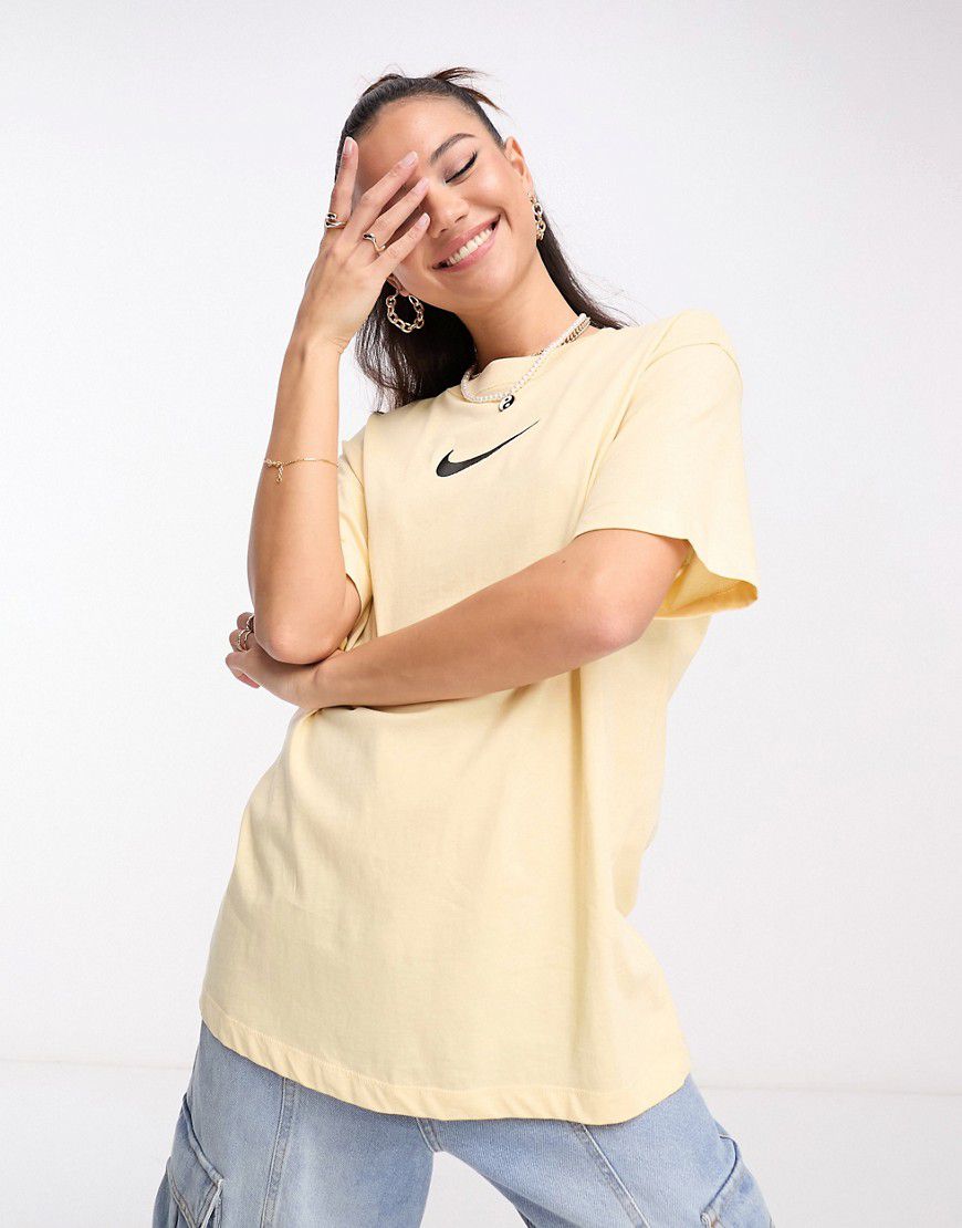 T-shirt boyfriend vaniglia pallido con piccolo logo - Nike - Modalova