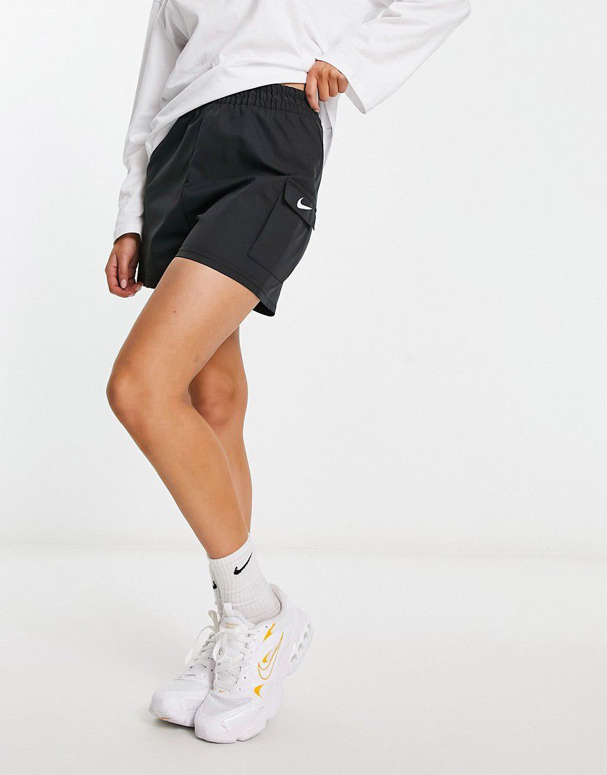 Pantaloncini cargo neri con tasche e logo - Nike - Modalova