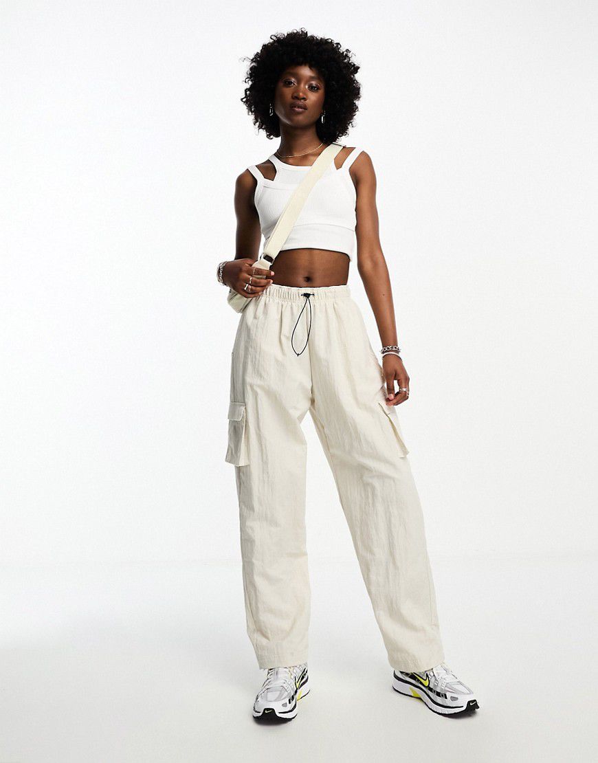 Pantaloni cargo con mini logo marrone canapa chiaro - Nike - Modalova