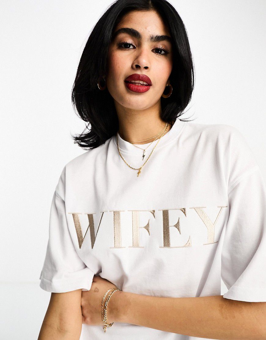 T-shirt appariscente bianca con stampa "Wifey" - Six Stories - Modalova