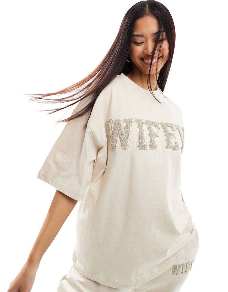 T-shirt color champagne con scritta "Wifey" effetto teddy - Six Stories - Modalova