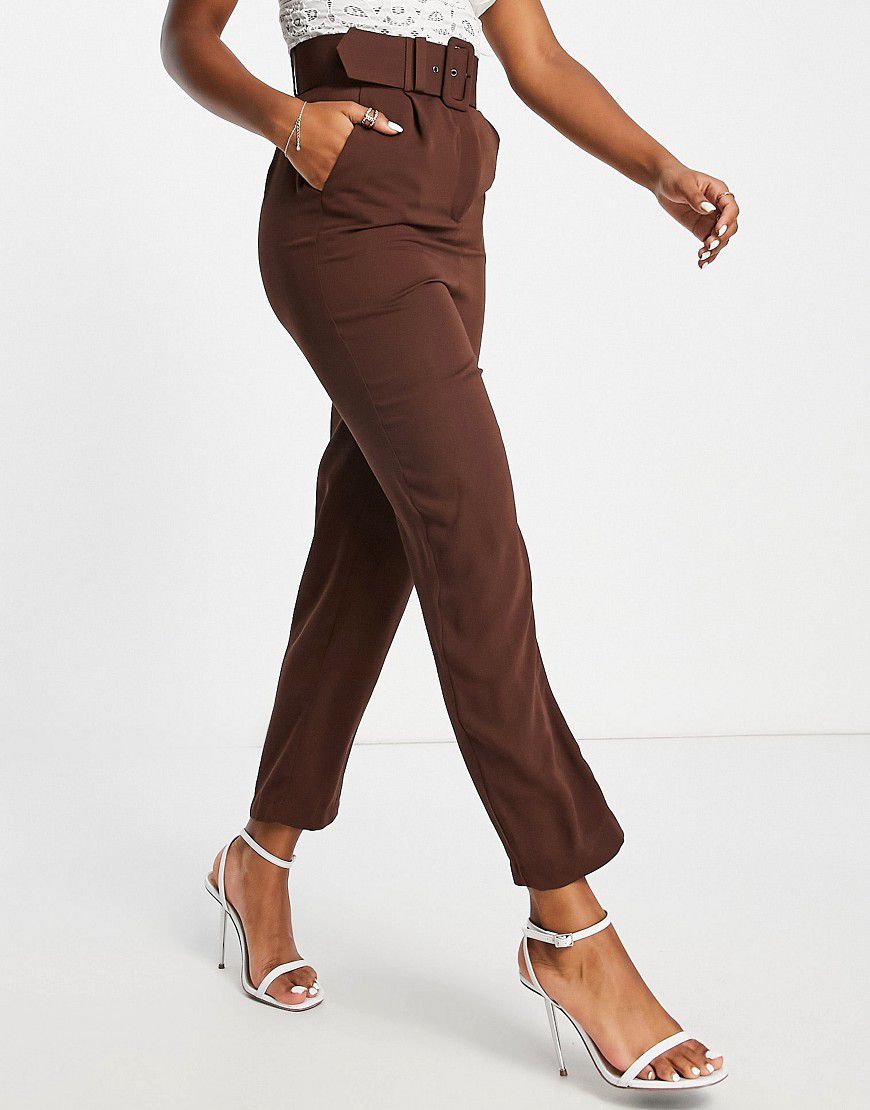 Pantaloni sartoriali a vita alta color cioccolato con fibbia - Style Cheat - Modalova
