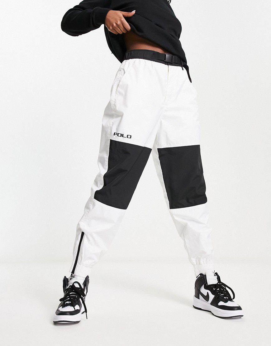 Pantaloni sportivi multitasche con fondo elasticizzato bianchi e neri - Polo Ralph Lauren - Modalova