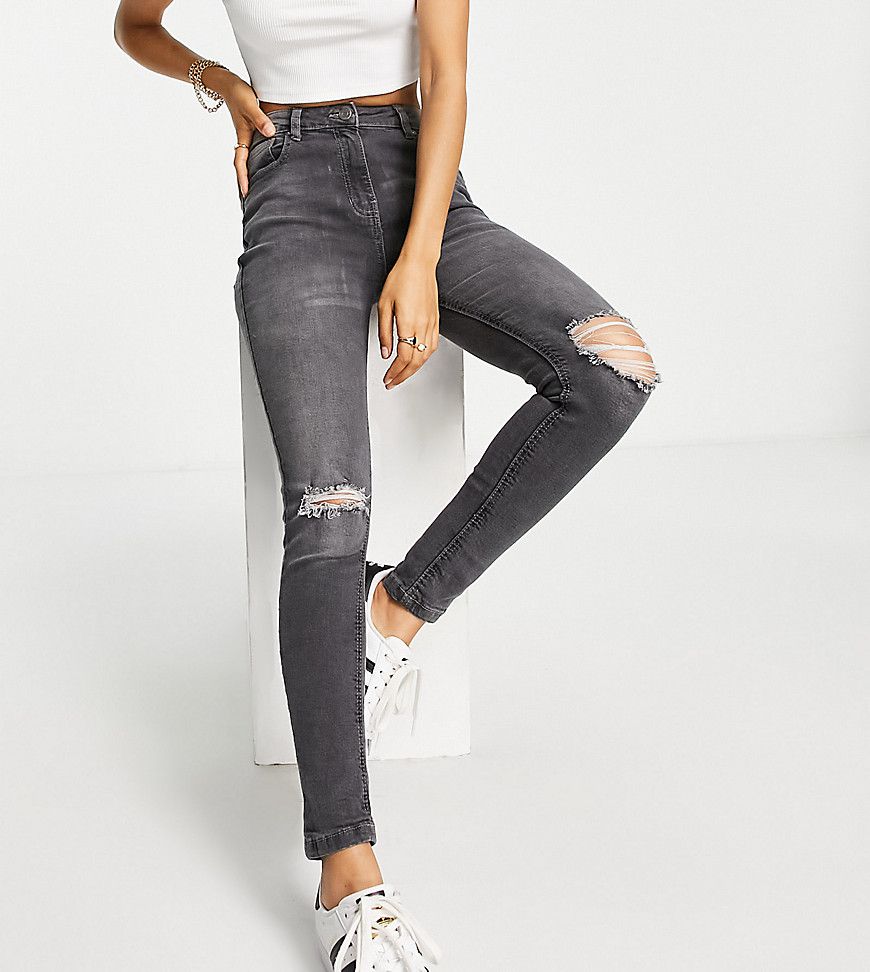 Jeans skinny grigi con strappi sulle ginocchia - Parisian Petite - Modalova