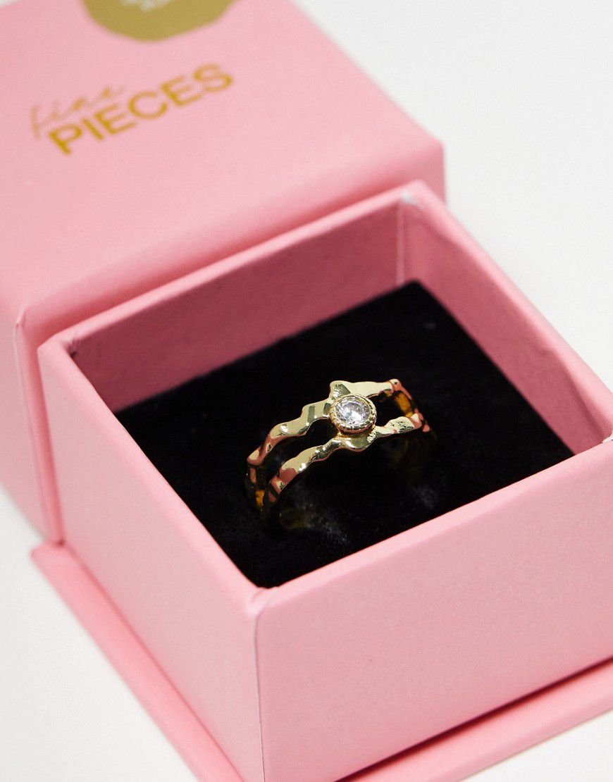 Confezione regalo con anello dorato effetto metallo fuso con strass singolo - Pieces - Modalova