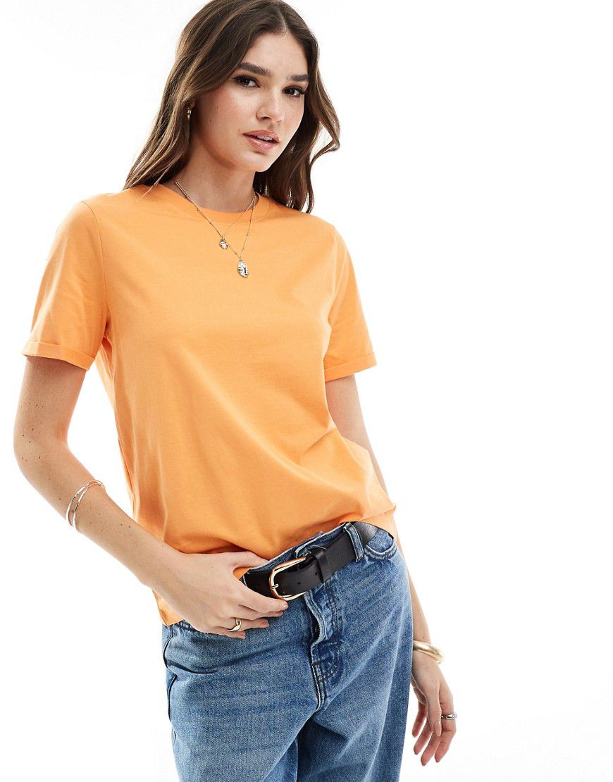 T-shirt in cotone arancione con risvolto - Pieces - Modalova