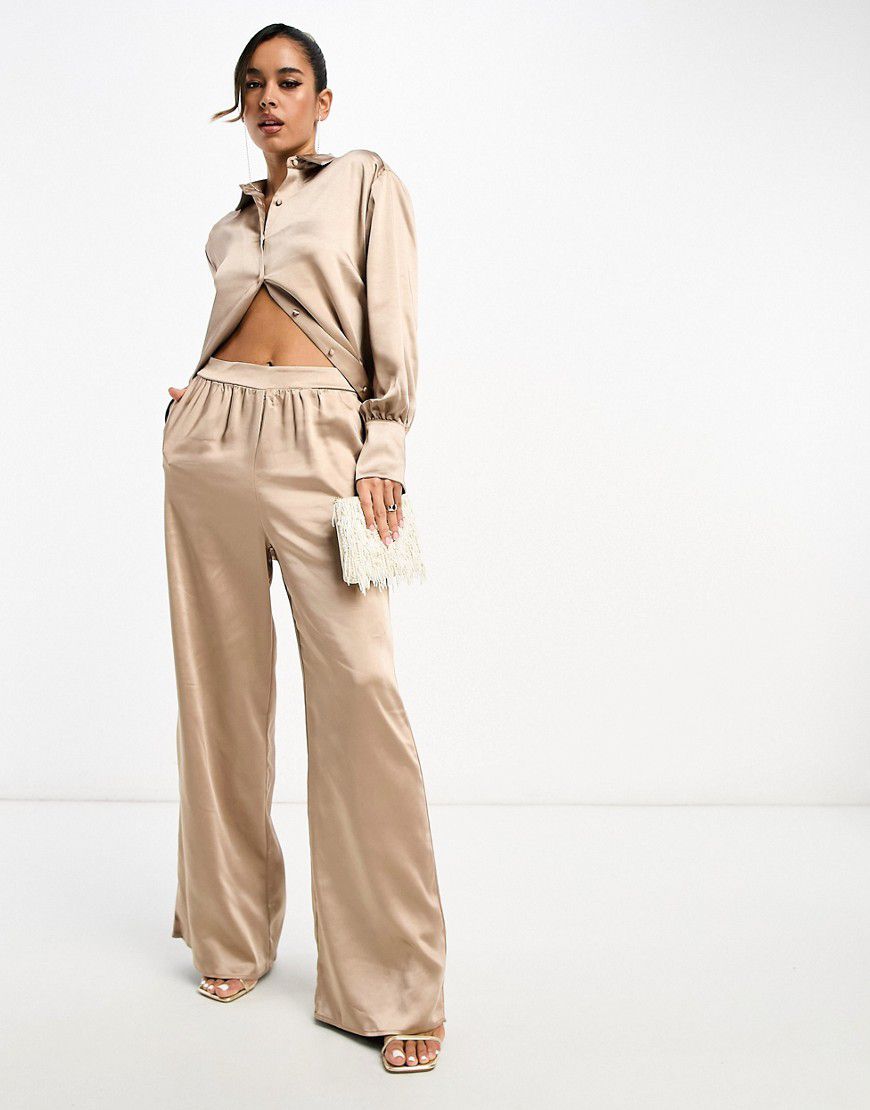Pantaloni in raso color moka in coordinato - Pretty Lavish - Modalova