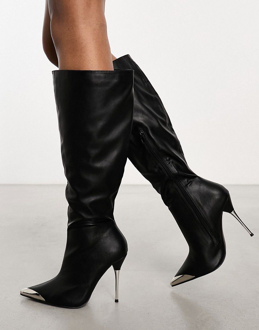 Finery - Stivali al ginocchio con tacco in pelle sintetica nera con dettagli in metallo - Public Desire - Modalova