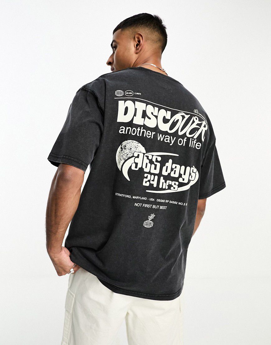 T-shirt nera con stampa "Discover" sul retro - Pull & Bear - Modalova