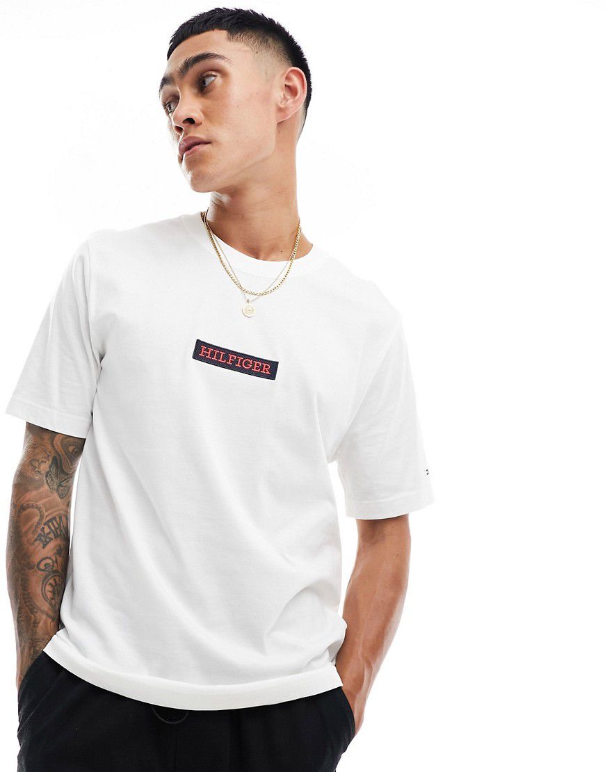 T-shirt bianca con riquadro del logo - Tommy Hilfiger - Modalova