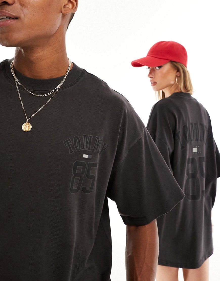 Remastered 1985 - T-shirt nera unisex con logo - Tommy Jeans - Modalova