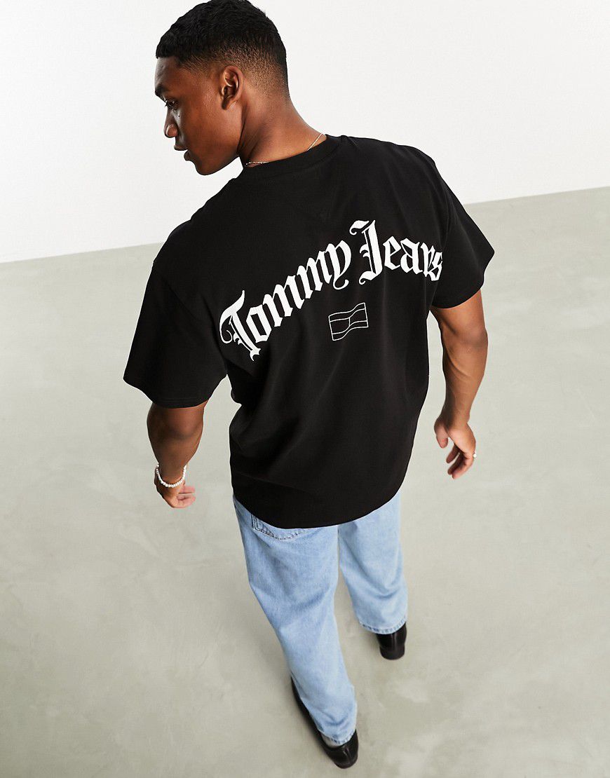 T-shirt comoda nera con logo stile grunge arcuato sul retro - Tommy Jeans - Modalova