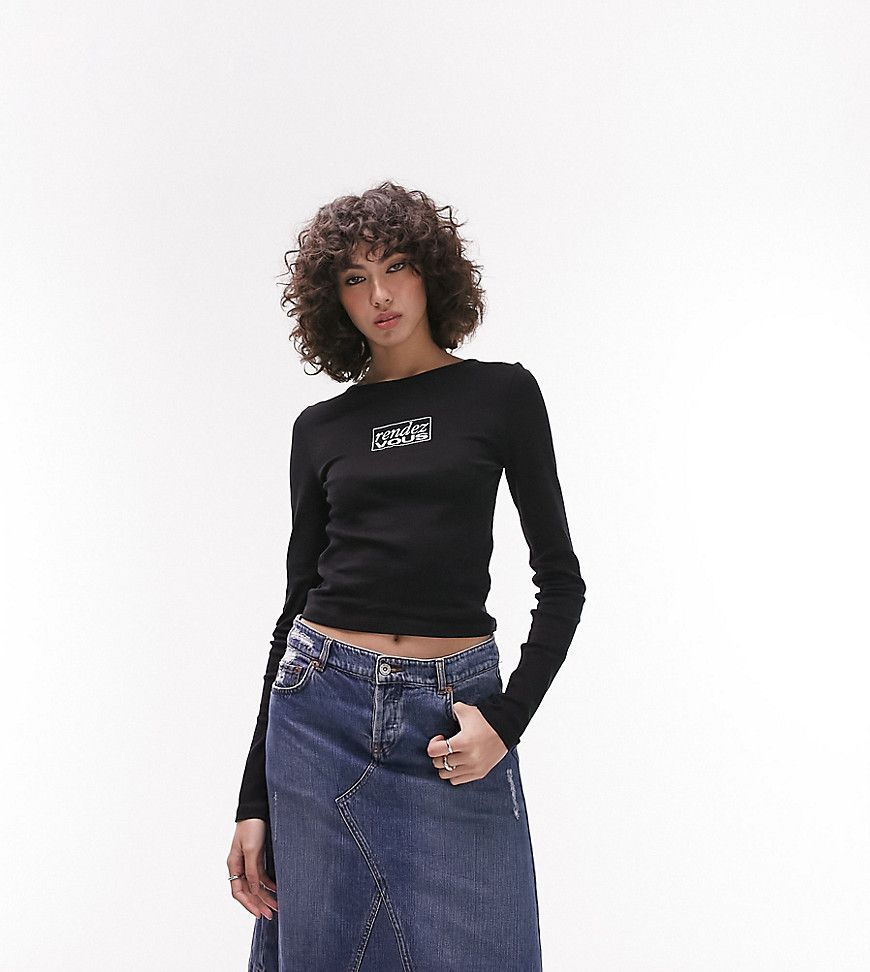 Rendez Vous - T-shirt mini nera a maniche lunghe con grafica ricamata - Topshop Tall - Modalova