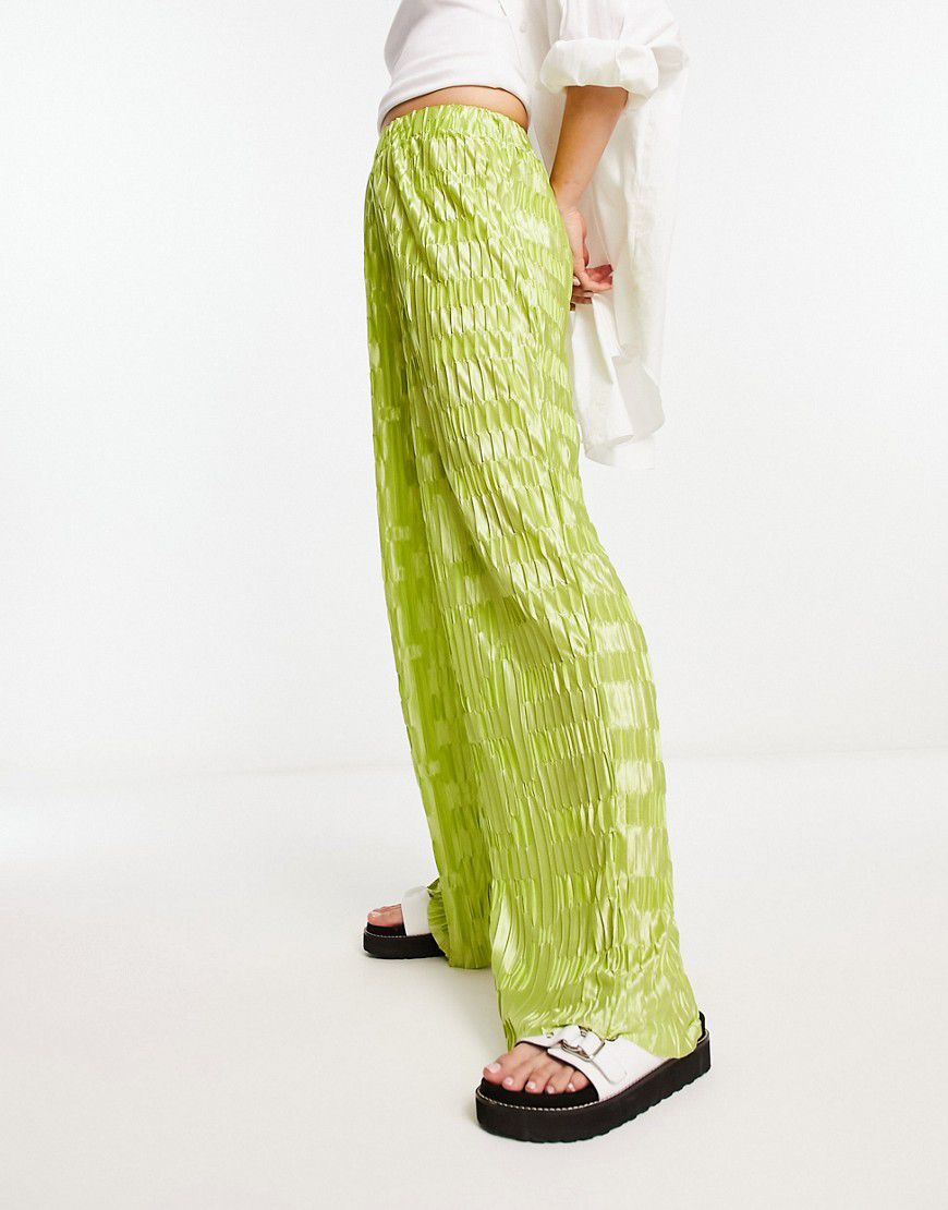 Pantaloni a fondo ampio in raso plissé color lime in coordinato - Urban Threads - Modalova