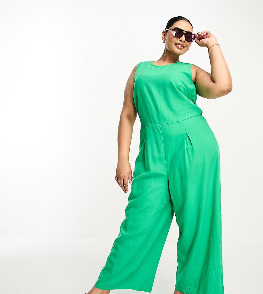 Tuta jumpsuit in lino a pieghe sul davanti con fondo ampio e allacciatura sul retro - Vero Moda Curve - Modalova
