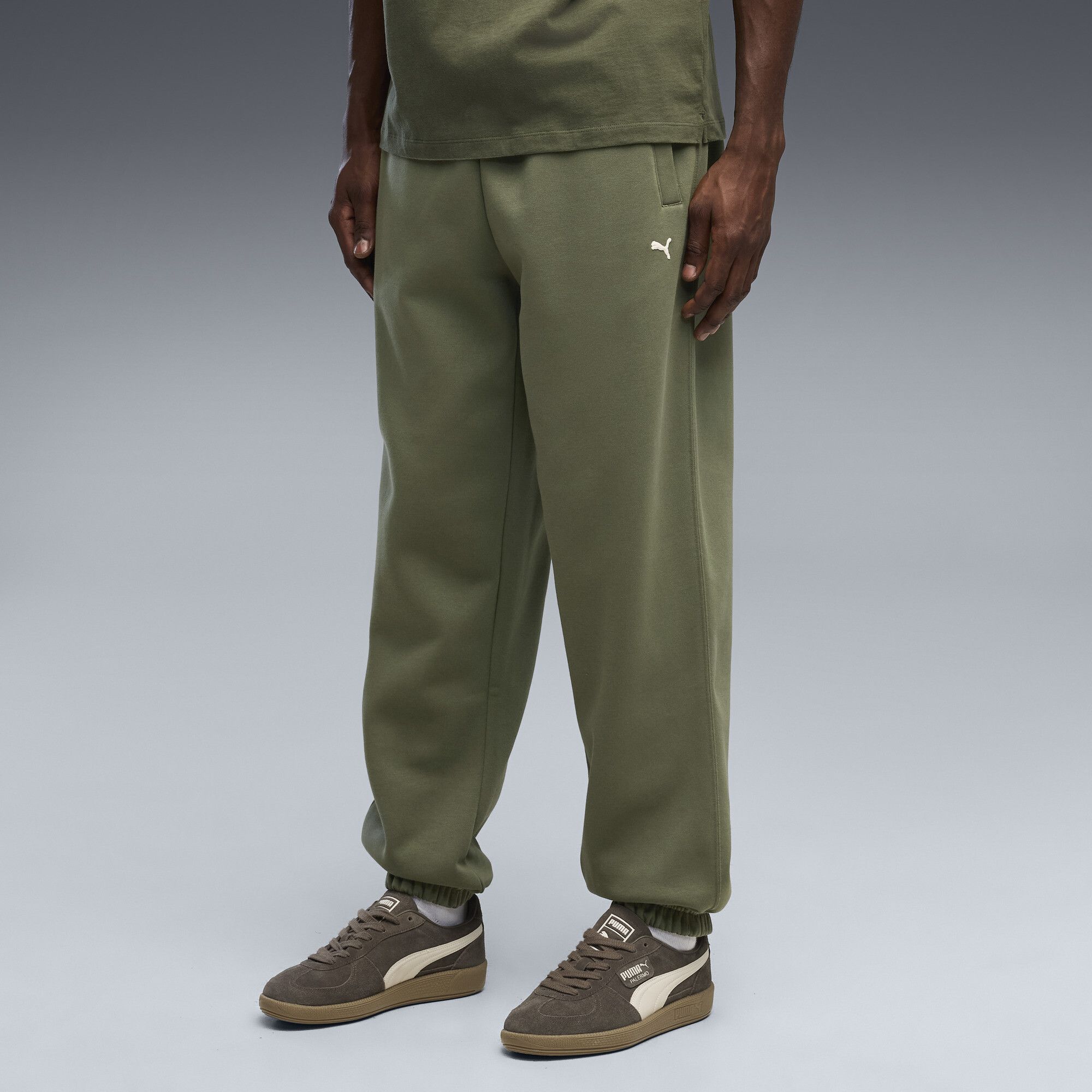 Select Essentials Sweatpants Relaxed Men in Green | Size Large - PUMA - Modalova