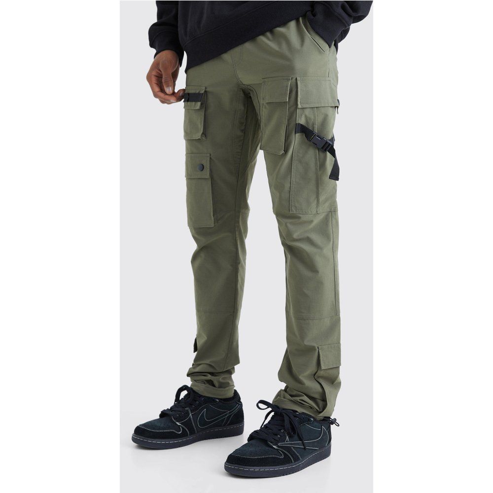 Pantaloni Cargo Slim Fit con fascette elastiche in vita - boohoo - Modalova