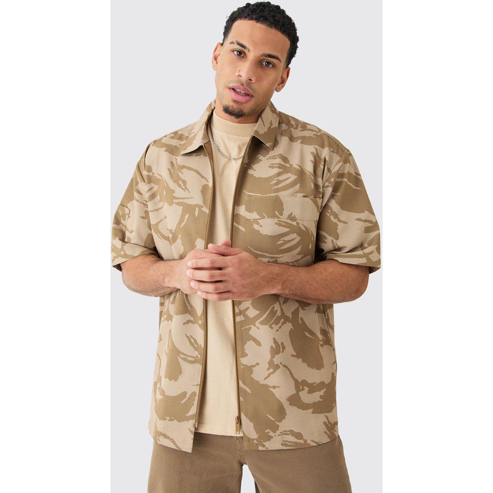 Camicia squadrata oversize in nylon ripstop in fantasia militare con zip - boohoo - Modalova