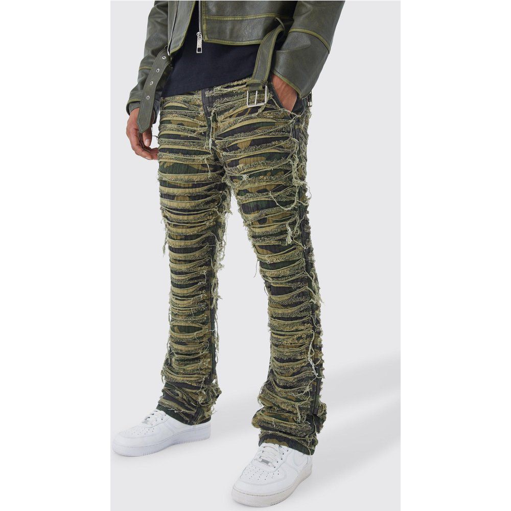 Pantaloni a zampa Slim Fit in fantasia militare con smagliature pesanti - boohoo - Modalova