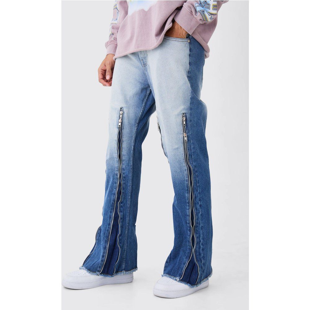Jeans a zampa in denim rigido rilassati con zip e inserti azzurri - boohoo - Modalova