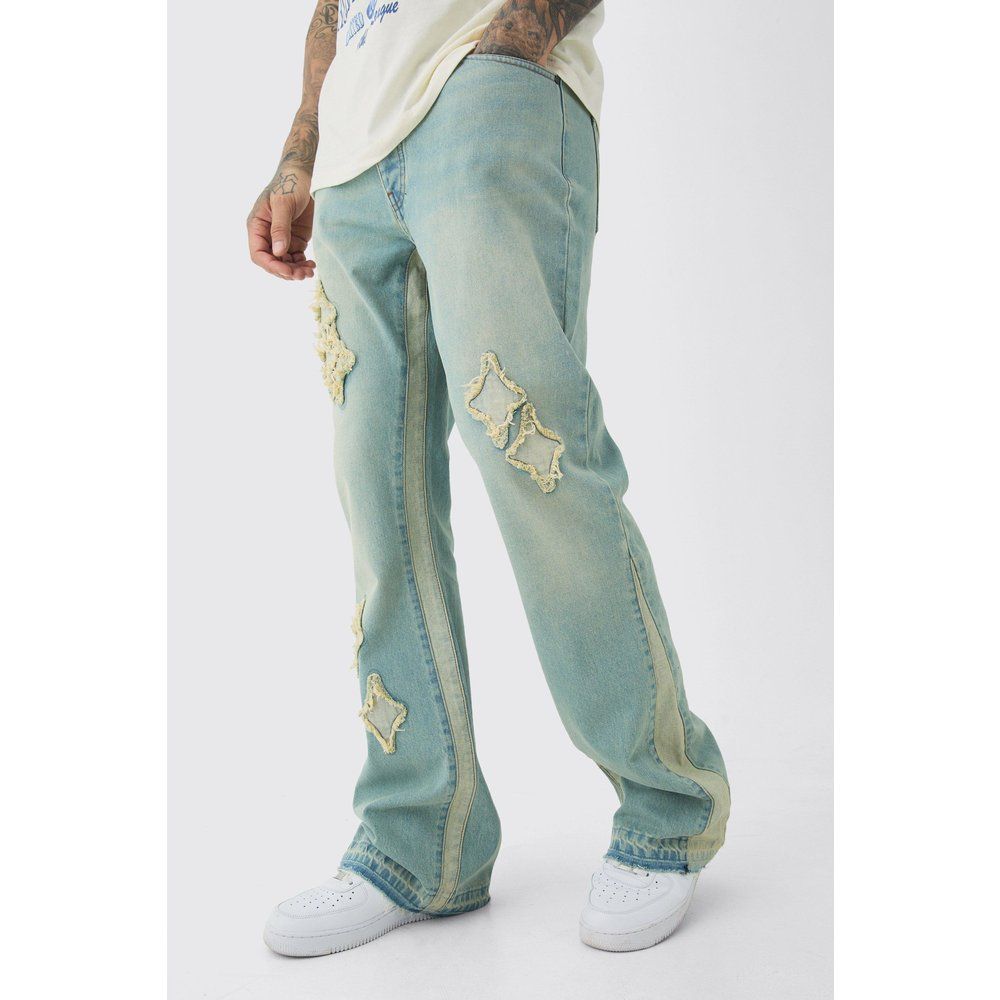 Jeans Tall Slim Fit con pannelli a zampa e applique - boohoo - Modalova