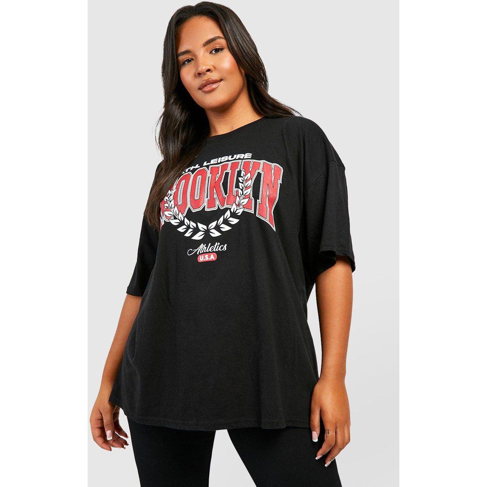 T-shirt Plus Size oversize con scritta Brooklyn - boohoo - Modalova
