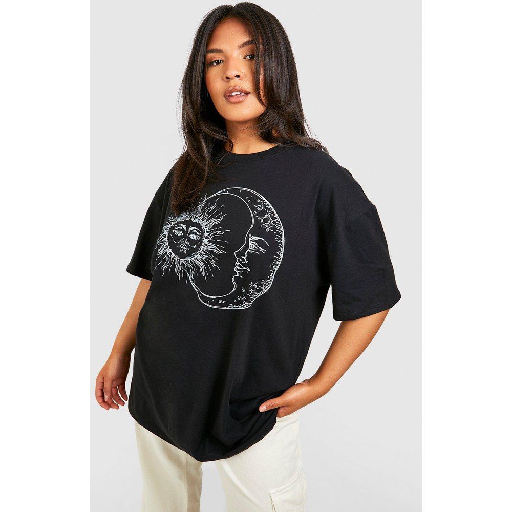 T-shirt Plus Size oversize con sole e luna - boohoo - Modalova