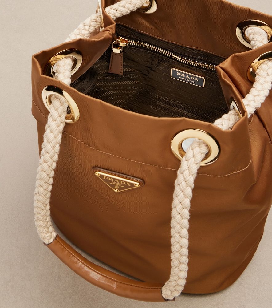 Bolso saco Mariner Small de Re-Nylon - Prada - Modalova