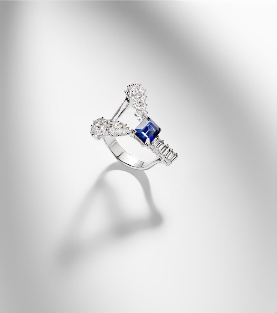 Anello Reign Supreme in oro bianco 18kt con zaffiro e diamanti - Yeprem - Modalova